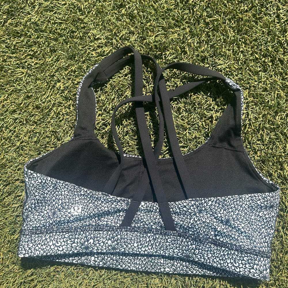 Lululemon Navy and White size 6 Patterned Sports Bra